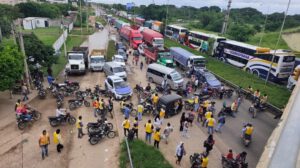 Bloqueo de rutas por mototaxistas en Montero