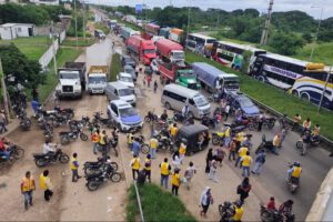 Bloqueo de rutas por mototaxistas en Montero