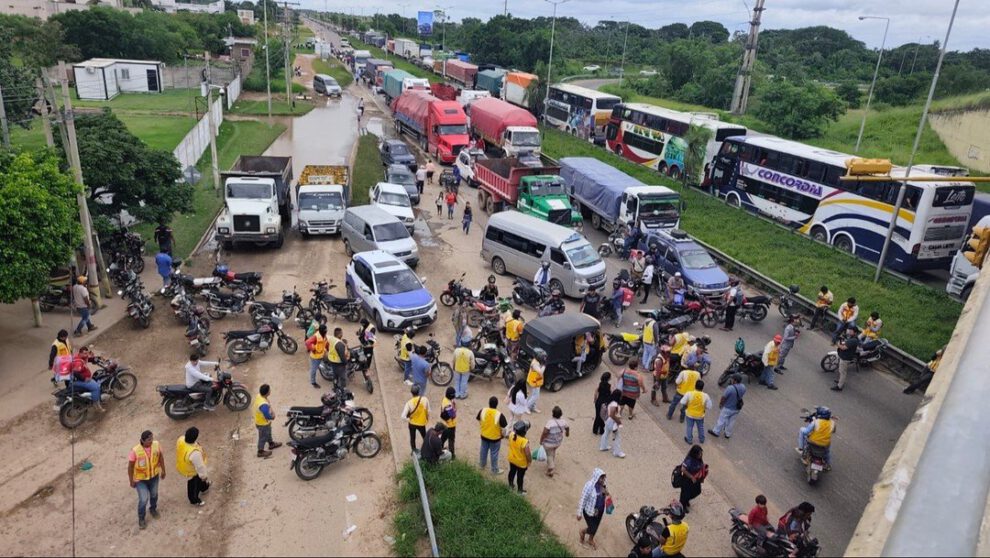 Bloqueo de rutas por mototaxistas en Montero