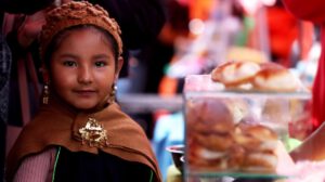 Una niña vestida de chola paceña participa en la Ch’iti feria en La Paz