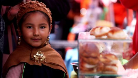 Una niña vestida de chola paceña participa en la Ch’iti feria en La Paz
