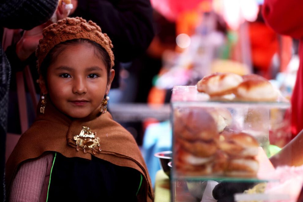 Una niña vestida de chola paceña participa en la Ch’iti feria en La Paz