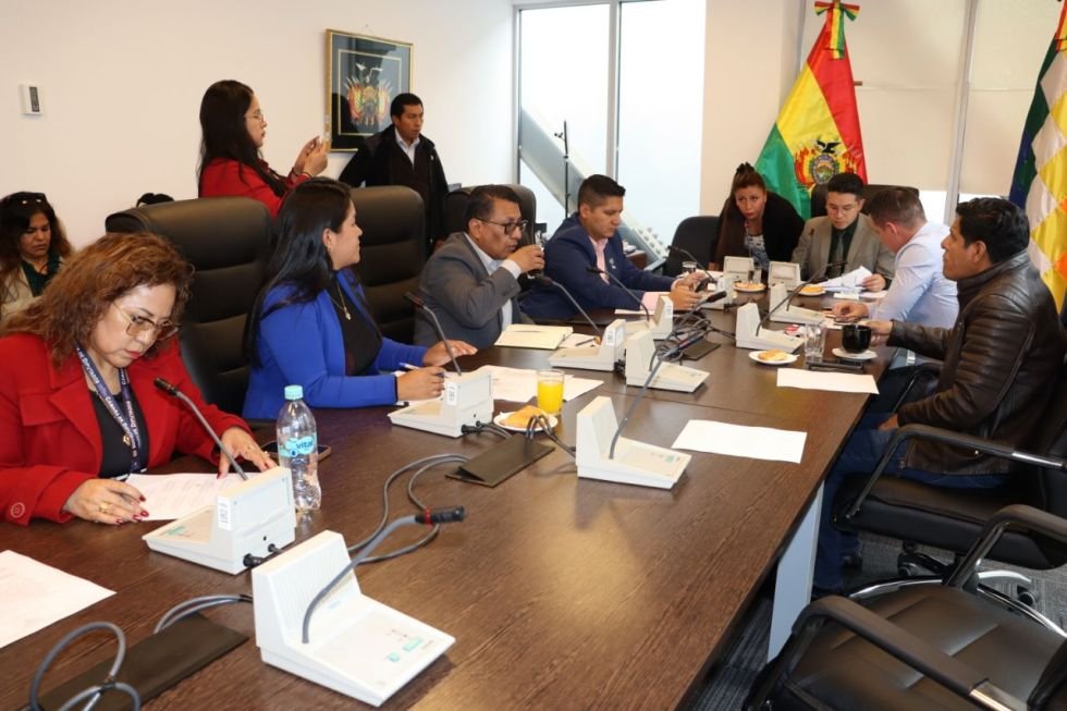 Ley de arraigo para exautoridades aprobada por la Comisión de Justicia Plural