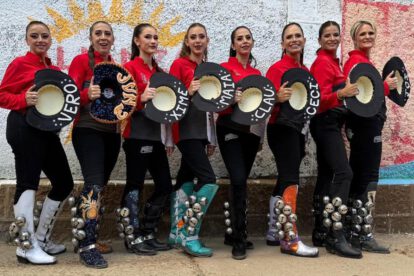 Equipo diplomático de la embajada de Suecia en el conjunto Caporales ENAF