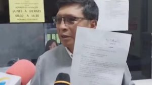 Llaly mostrando su carta de renuncia