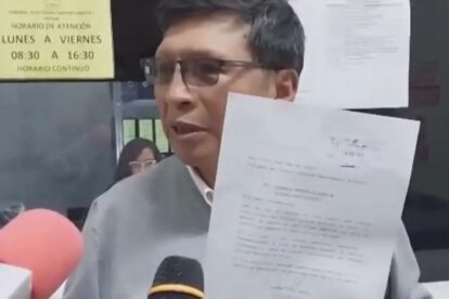 Llaly mostrando su carta de renuncia