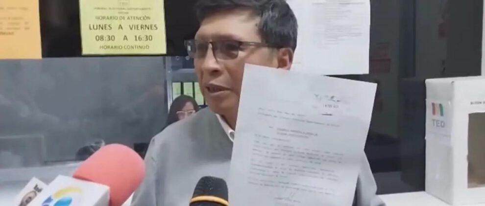 Llaly mostrando su carta de renuncia