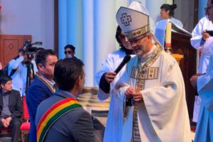 Ambos mandatario frente al Obispo de Oruro