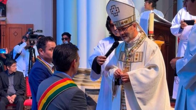 Ambos mandatario frente al Obispo de Oruro