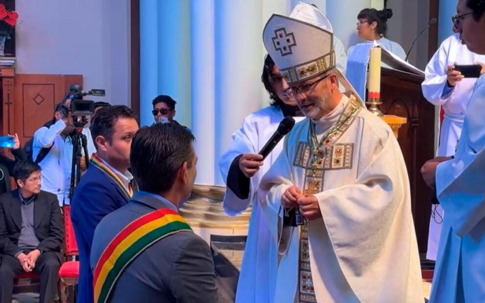 Ambos mandatario frente al Obispo de Oruro