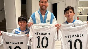 Messi con sus hijos mostrando las camisetas