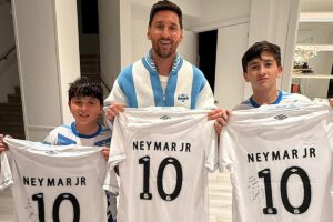 Messi con sus hijos mostrando las camisetas