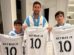 Messi con sus hijos mostrando las camisetas