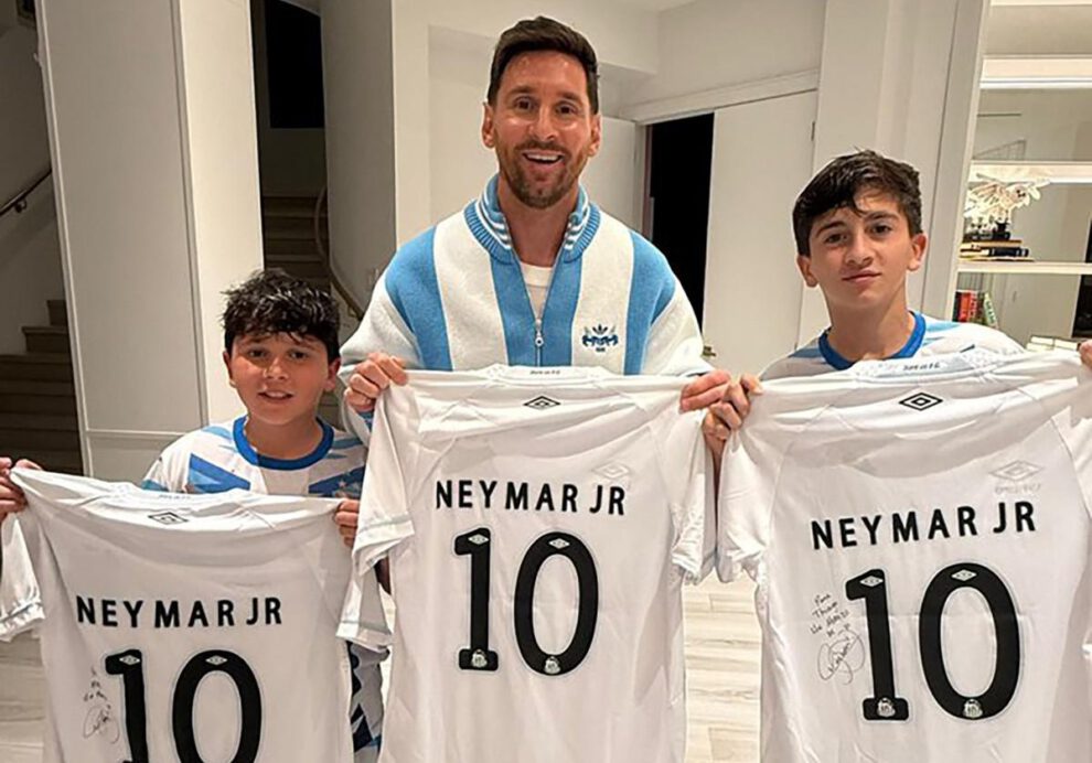 Messi con sus hijos mostrando las camisetas