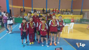 Delegación orureña mostrando sus medallas