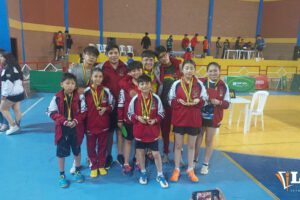 Delegación orureña mostrando sus medallas