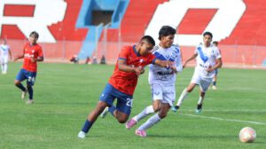 Jugadores de ambos equipos en el terreno de juego