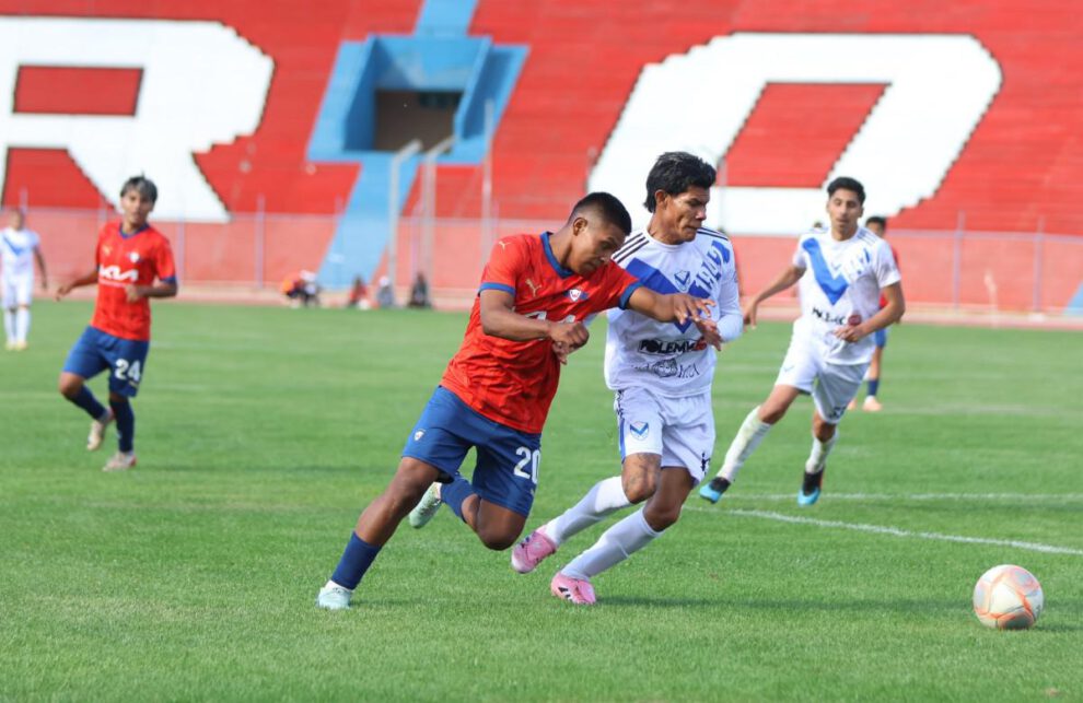 Jugadores de ambos equipos en el terreno de juego