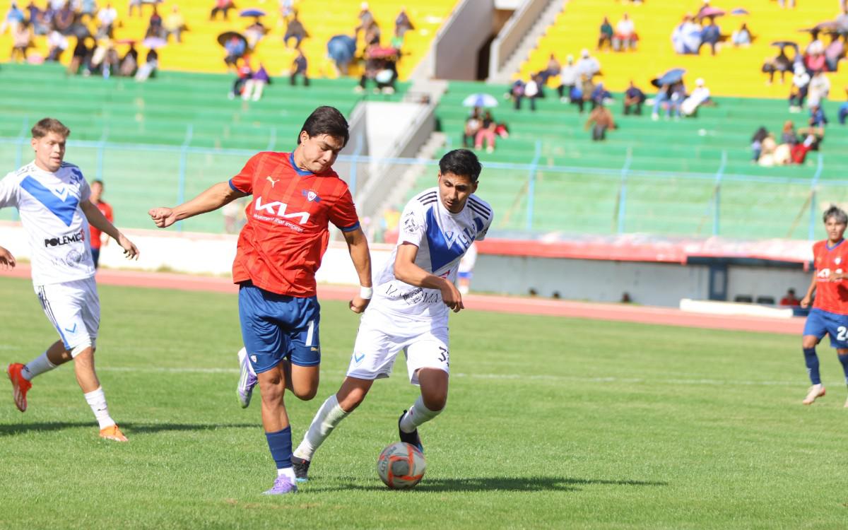 En el fondo se ve la poca asistencia de gente