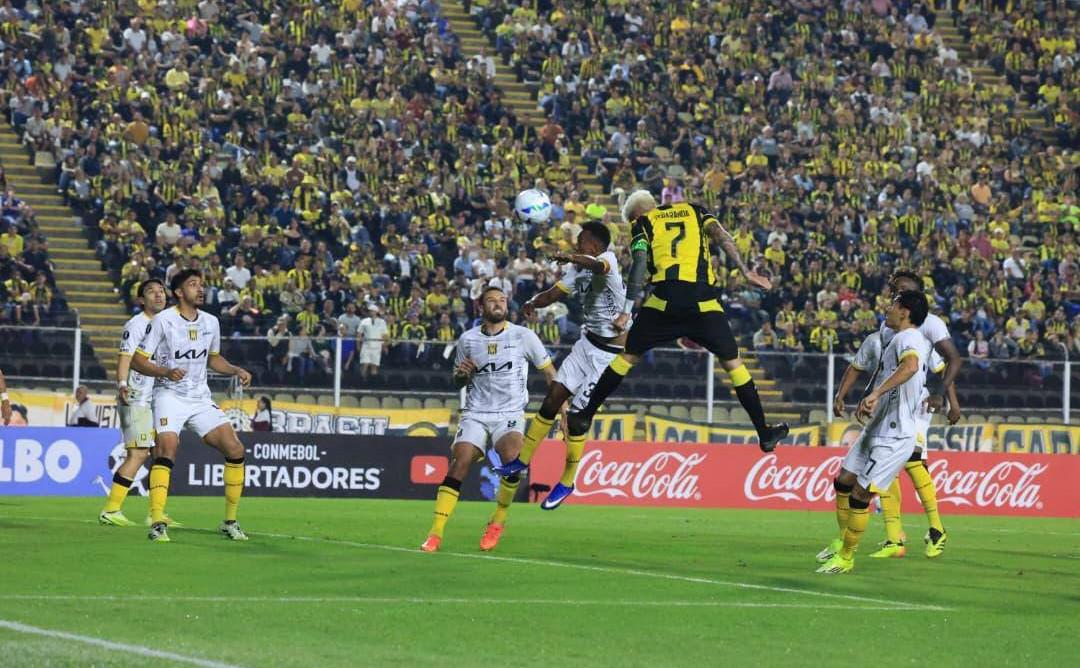 El equipo boliviano tratando de anotar un gol