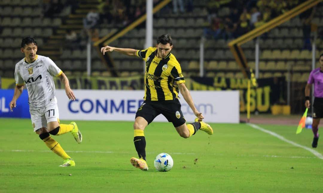 Un jugador del equipo boliviano dominando la pelota