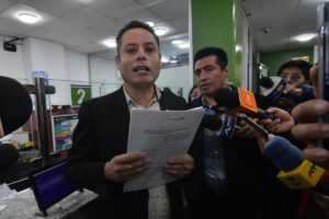 Lara afirmó que la denuncia se sustenta en contratos suscritos entre YPFB
