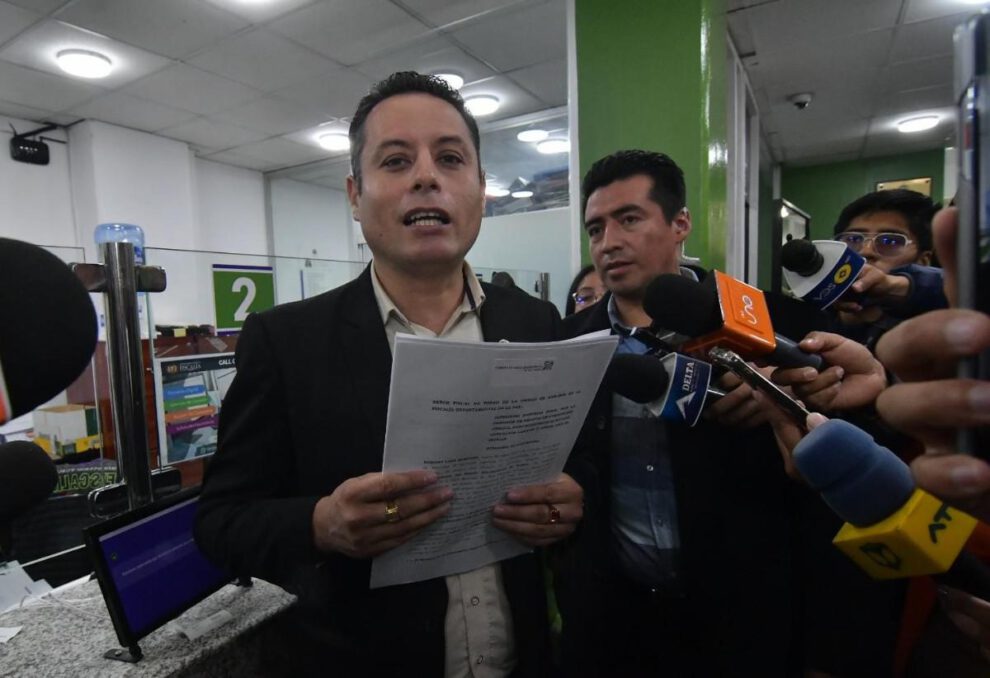 Lara afirmó que la denuncia se sustenta en contratos suscritos entre YPFB