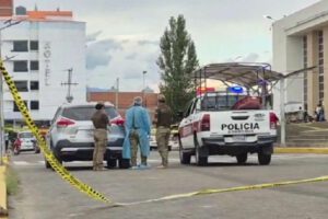 La mujer fue hallada este martes dentro de un vehículo estacionado frente a la Terminal de la ciudad de Tarija