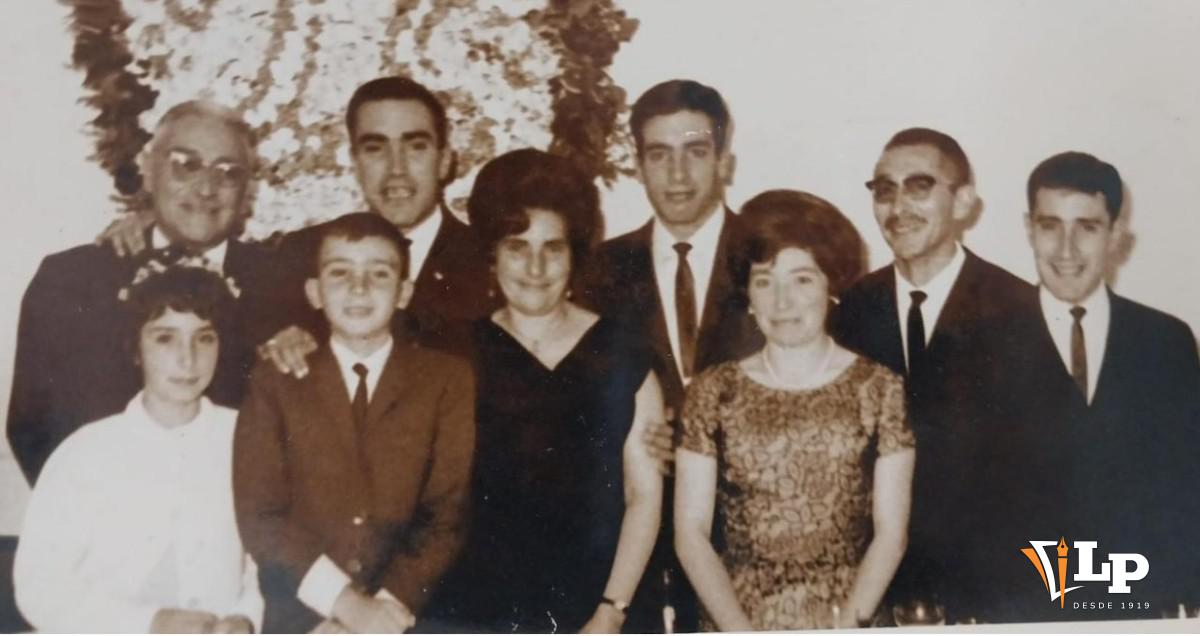 Enrique Miralles Bova, junto a sus padres y hemanos
