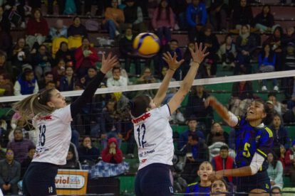 Dos equipos femeninos en un partido