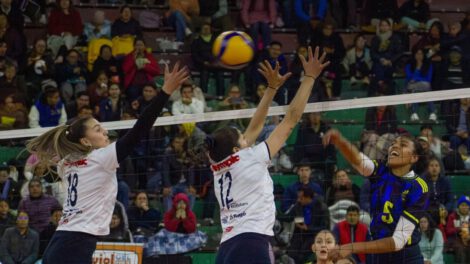 Dos equipos femeninos en un partido