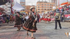 Mujer danza en el Anata Andino