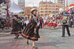 Mujer danza en el Anata Andino