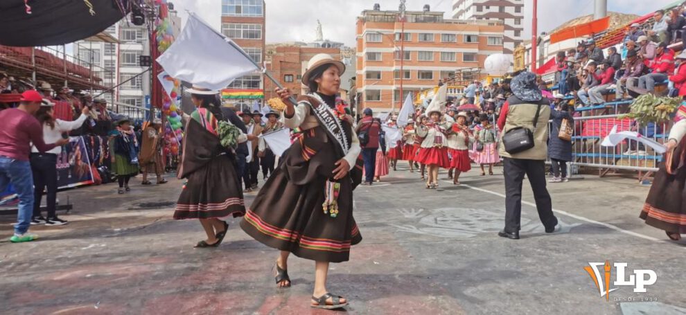 Mujer danza en el Anata Andino