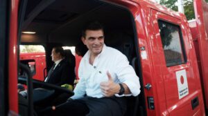 El prtesidente Rodrigo Paz y la ABT recibieron donacion de vehículos para bomberos del gobierno japones