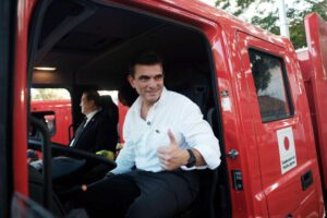 El prtesidente Rodrigo Paz y la ABT recibieron donacion de vehículos para bomberos del gobierno japones