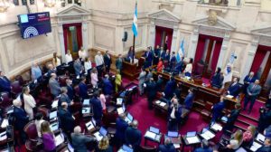 personas participando durante una sesión en el Senado de Argentina en Buenos Aires (Argentina).