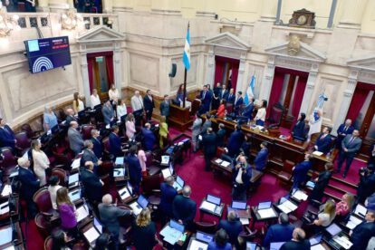 personas participando durante una sesión en el Senado de Argentina en Buenos Aires (Argentina).