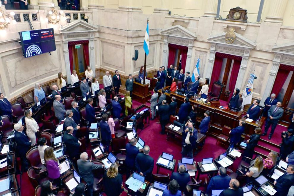 personas participando durante una sesión en el Senado de Argentina en Buenos Aires (Argentina).
