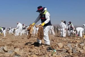 Un voluntario limpiando durante la campaña