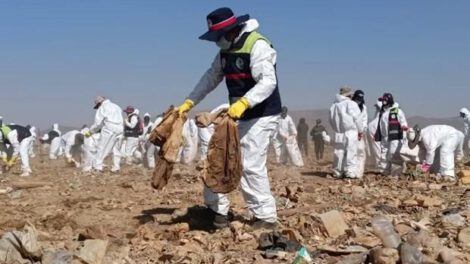 Un voluntario limpiando durante la campaña