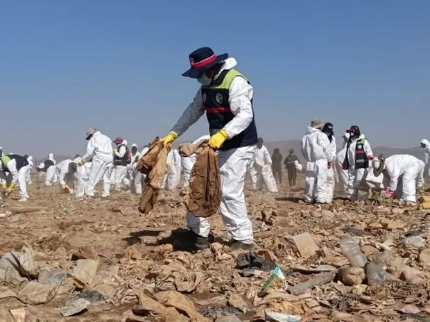 Un voluntario limpiando durante la campaña