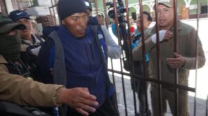 Patrulla Policial que trasladaba al sospechoso fue atacada  por un grupo violento en Tupiza