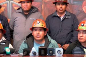 Ejecutivos mineros en una conferencia de prensa