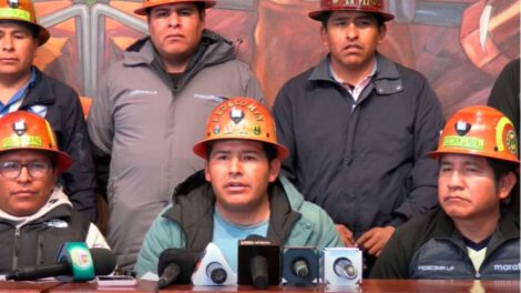 Ejecutivos mineros en una conferencia de prensa