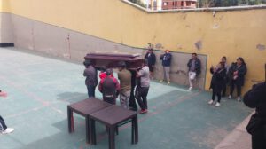 Amigos y familiares de Virreyra con el féretro de Virreyra en el frontón oficial