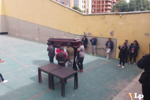 Amigos y familiares de Virreyra con el féretro de Virreyra en el frontón oficial