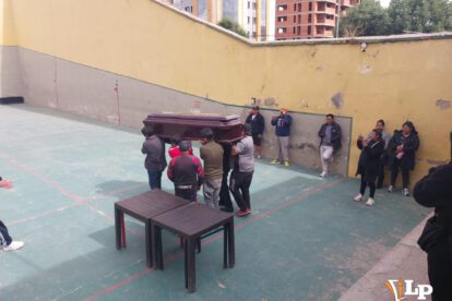 Amigos y familiares de Virreyra con el féretro de Virreyra en el frontón oficial