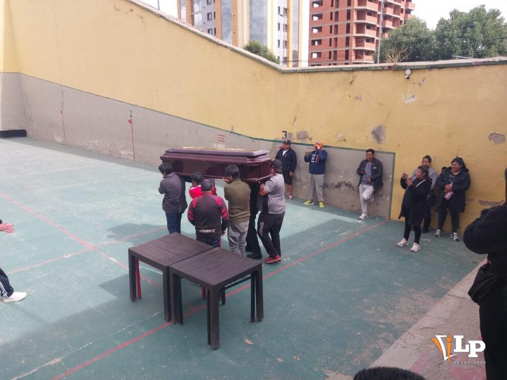 Amigos y familiares de Virreyra con el féretro de Virreyra en el frontón oficial