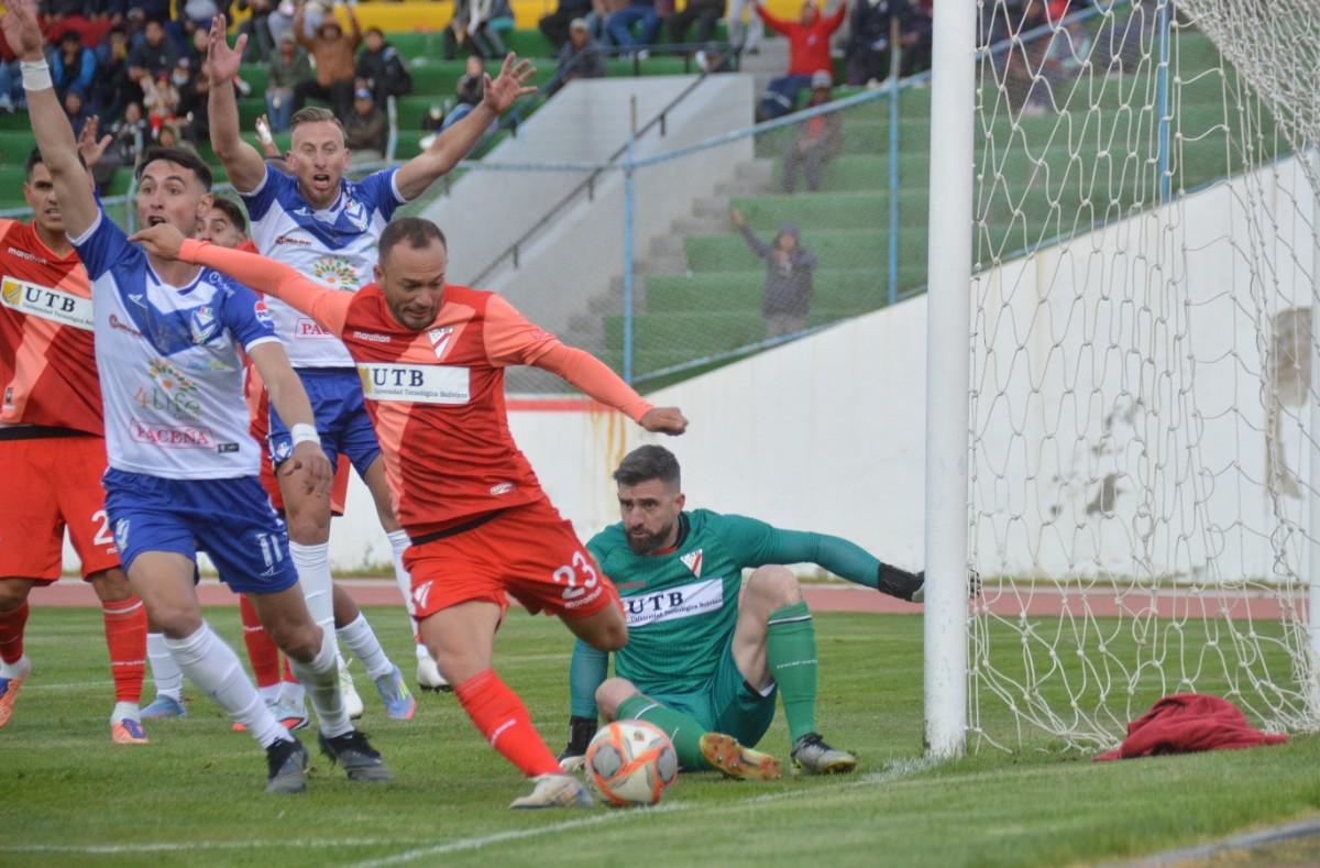 Momento en que jugadores de GV San José reclaman el que fue invalidado